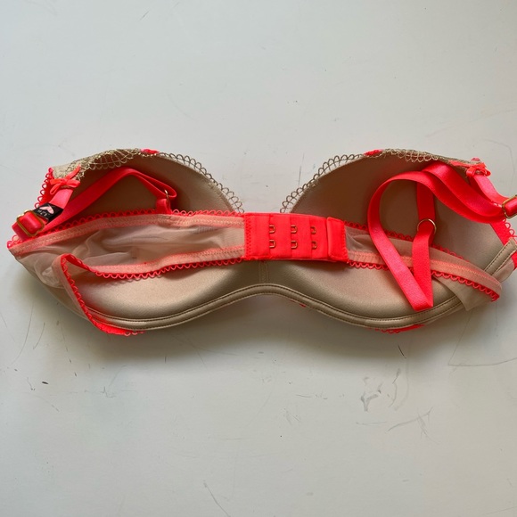 32B Victoria’s Secret 
Lightly-Lined Heart Embroidery Wireless Bra - Picture 4 of 8